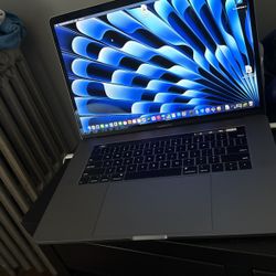 MacBook Pro 16gb 15” Touchbar 