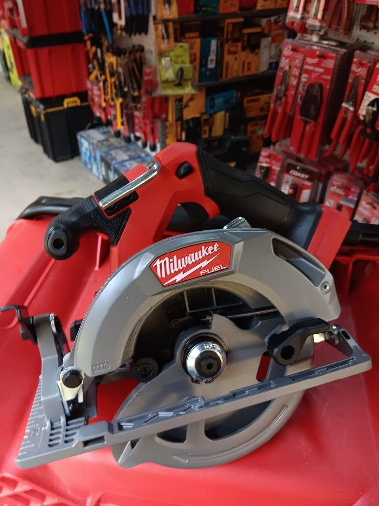 Milwaukee M18 FUEL Brushless 7-1/4" (184mm) CIRCULAR SAW. Tool-Only