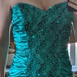 

80s Teal High Low Mermaid Prom Dress Fingerless Gloves

Made By Zum Zum