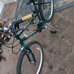 CLASSIIC BIKE EXTREME TRACk HUFFY  26INCH LIKE NEW  21SPEED PREAK AND SHIFTING VERY GOOD EVRYTHING IS PERFECT 