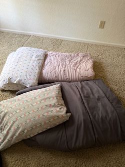 Free-Set with Pillows and Comforters