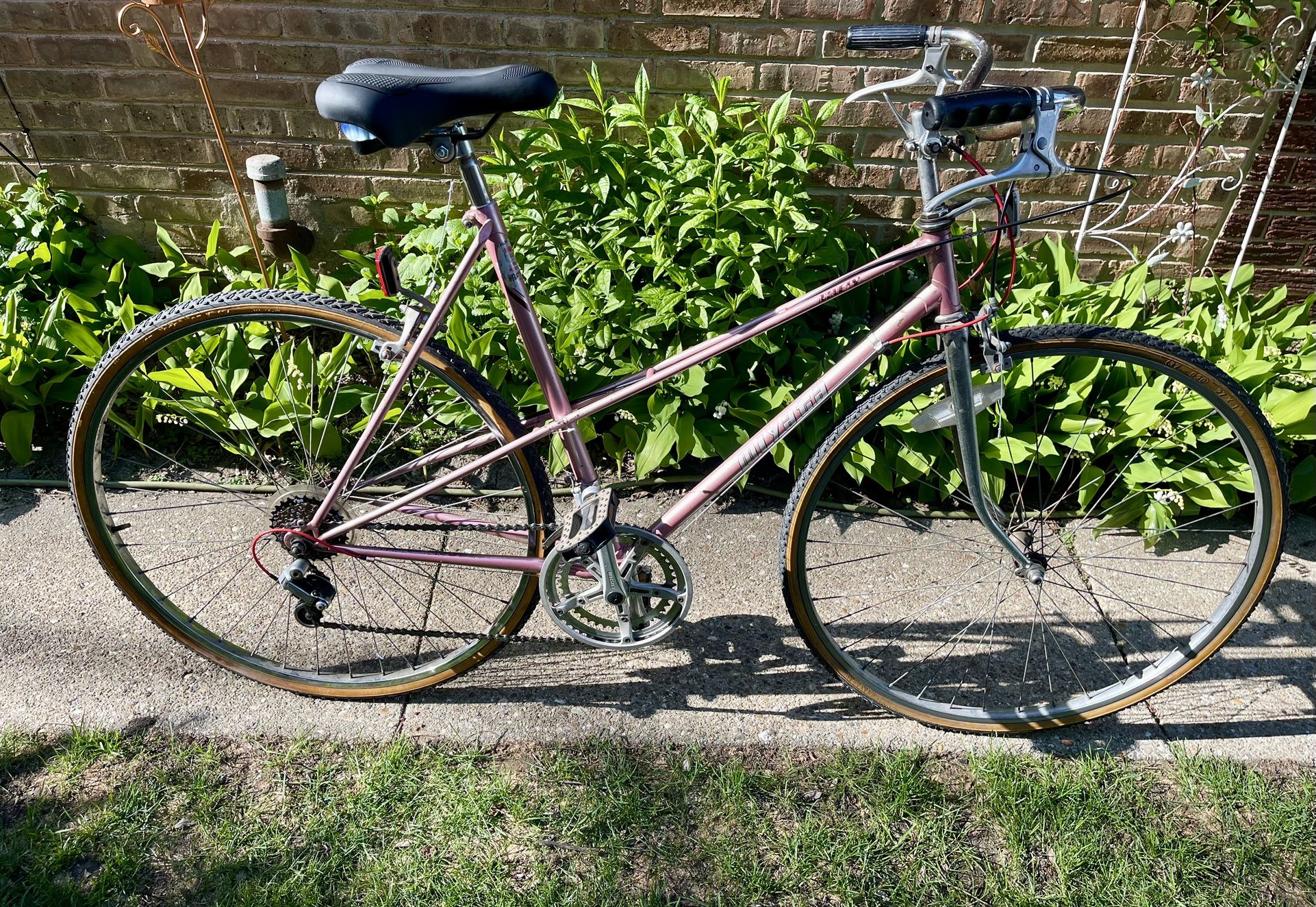 Vintage Pink Miyata Ninety Mixte Frame Bike 🩷