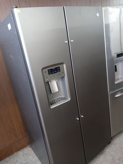 GE stainless steel side by side refrigerator (no handles) - Free delivery