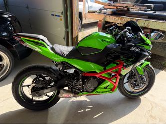 2023 Kawasaki Ninja 400 KRT Edition