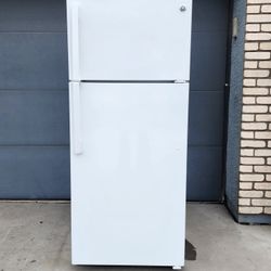 "GE'' TOP BOTTOM FRIDGE LIKE NEW OF 
24.6 cu ft  FOR $ 360 WITH 3 MONTHS OF WARRANTY  DELIVERY & INSTALLATION FREE 