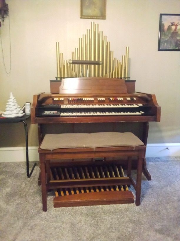 Conn 628 Organ w/ Conn 125 Speaker Pipes