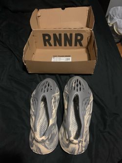 Men’s Yeezy foam runners mxt moon gray