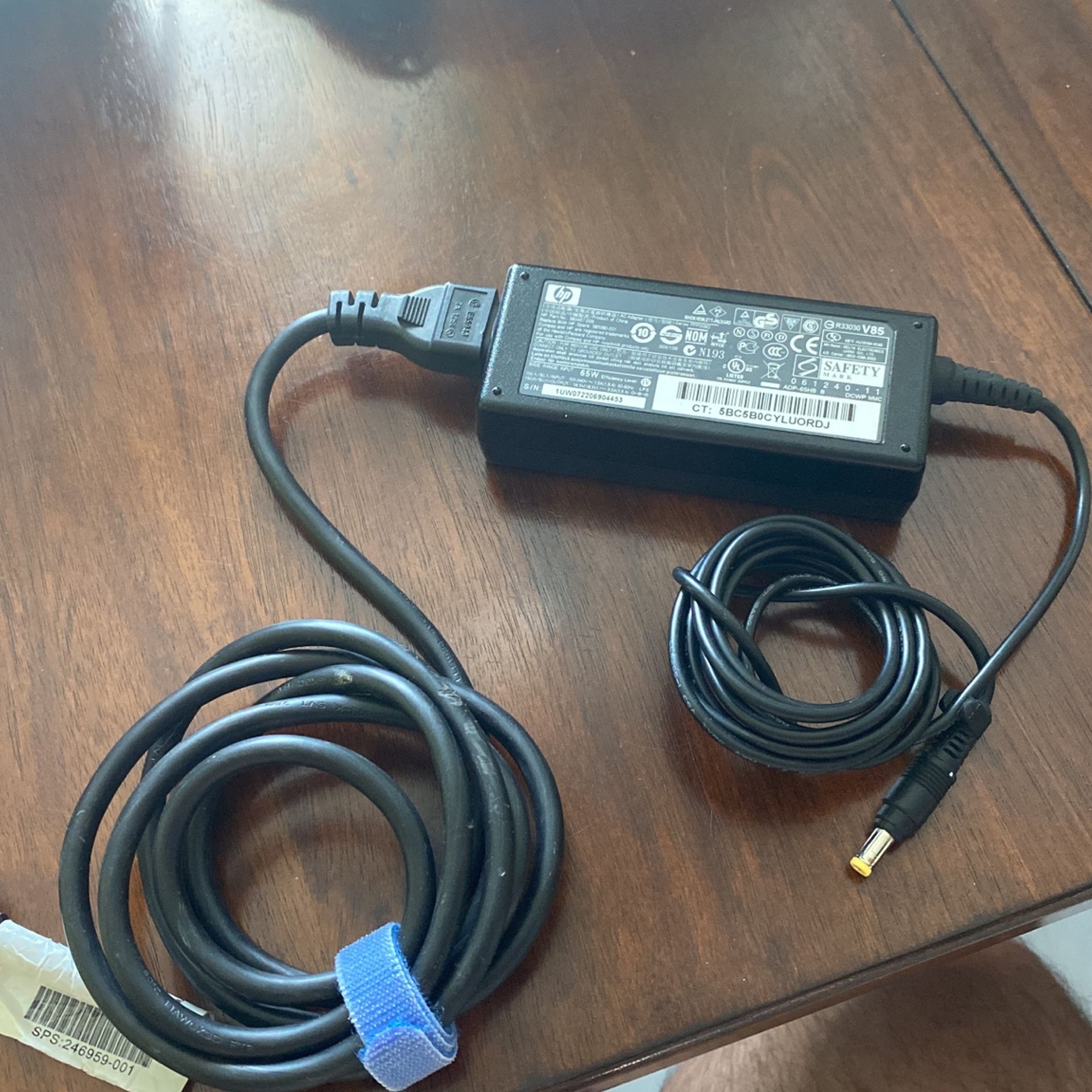 Hewlett-Packard (HP) 402018-001 - 65W 18.5V 3.5A 1.7MM Tip AC Adapter Charger