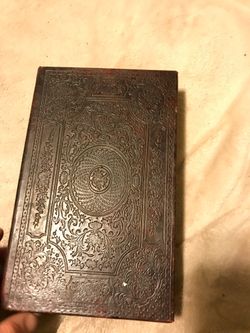 Hiding spot made to look like an old book