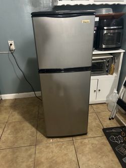 Magic Chef Stainless Steel Top-Freezer Refrigerator