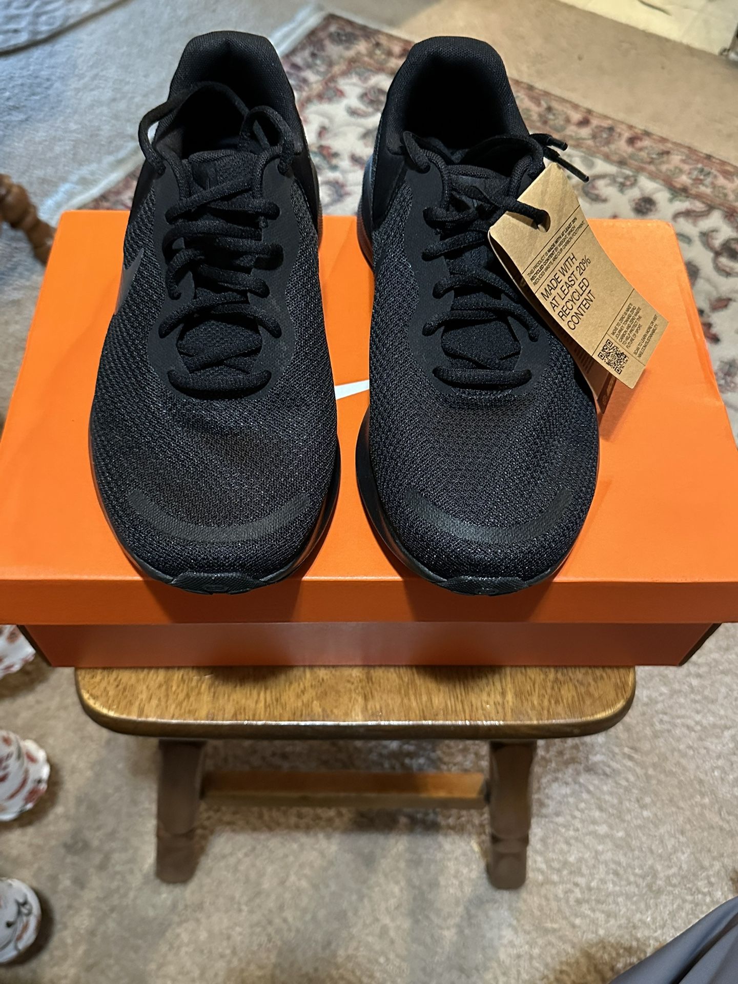 nike Running shoes size 8 Men and 9.5 Women NEW