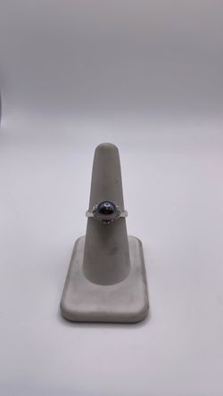 14k white gold ring with stone in the middle