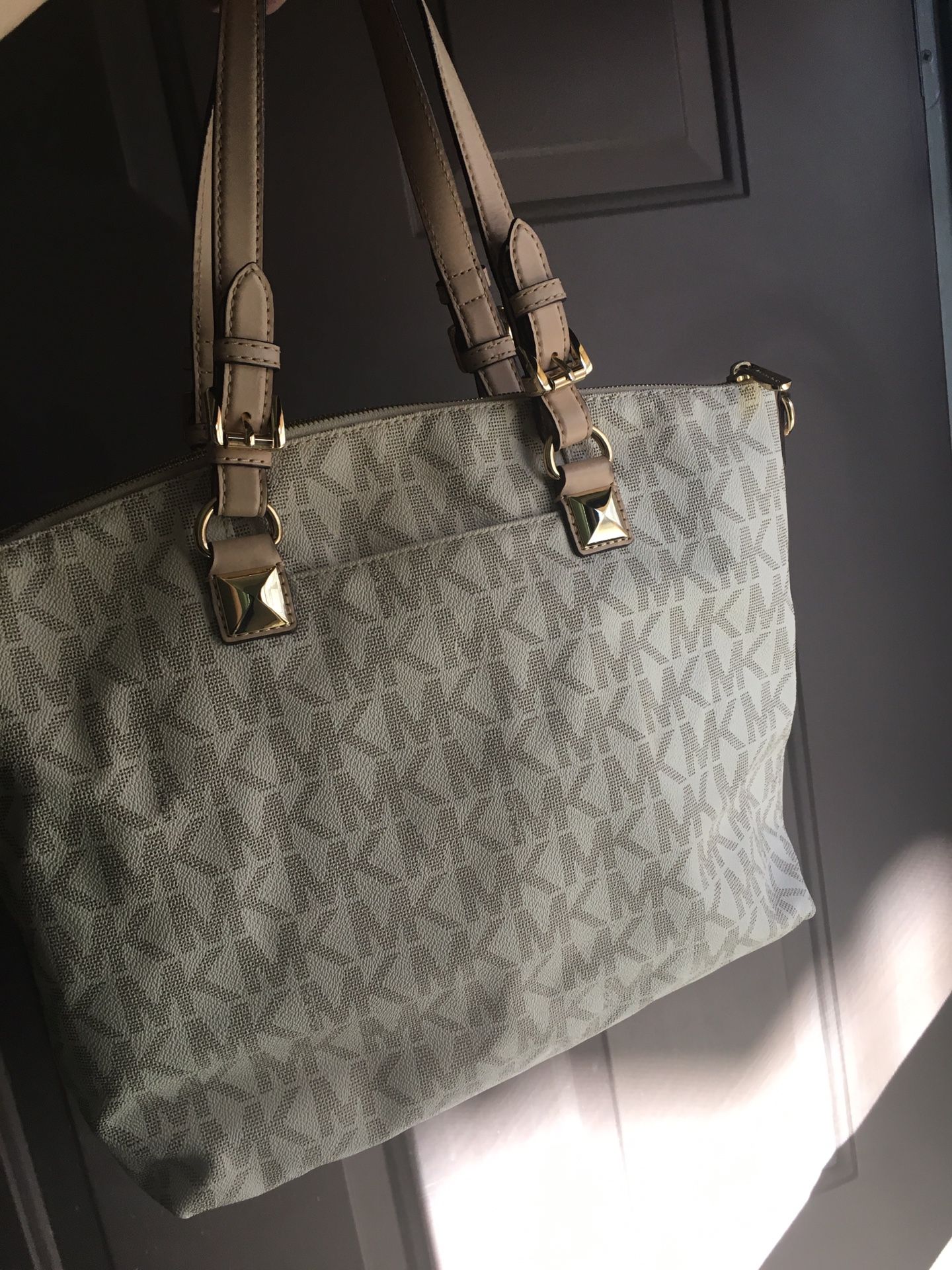 Authentic Michael Kors Jet Set Multifunctional Satchel Handbag Purse Bag Style Vanilla