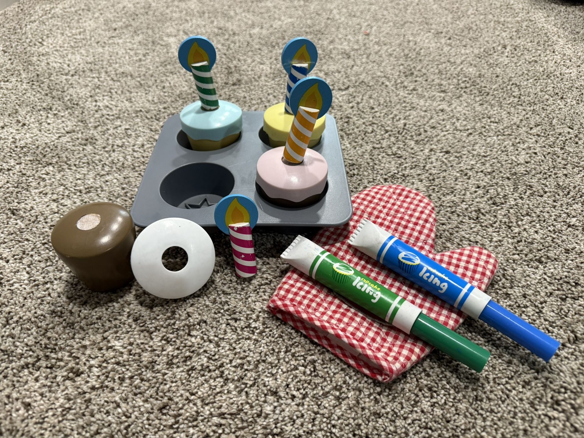 Melissa & Doug Cupcake Set