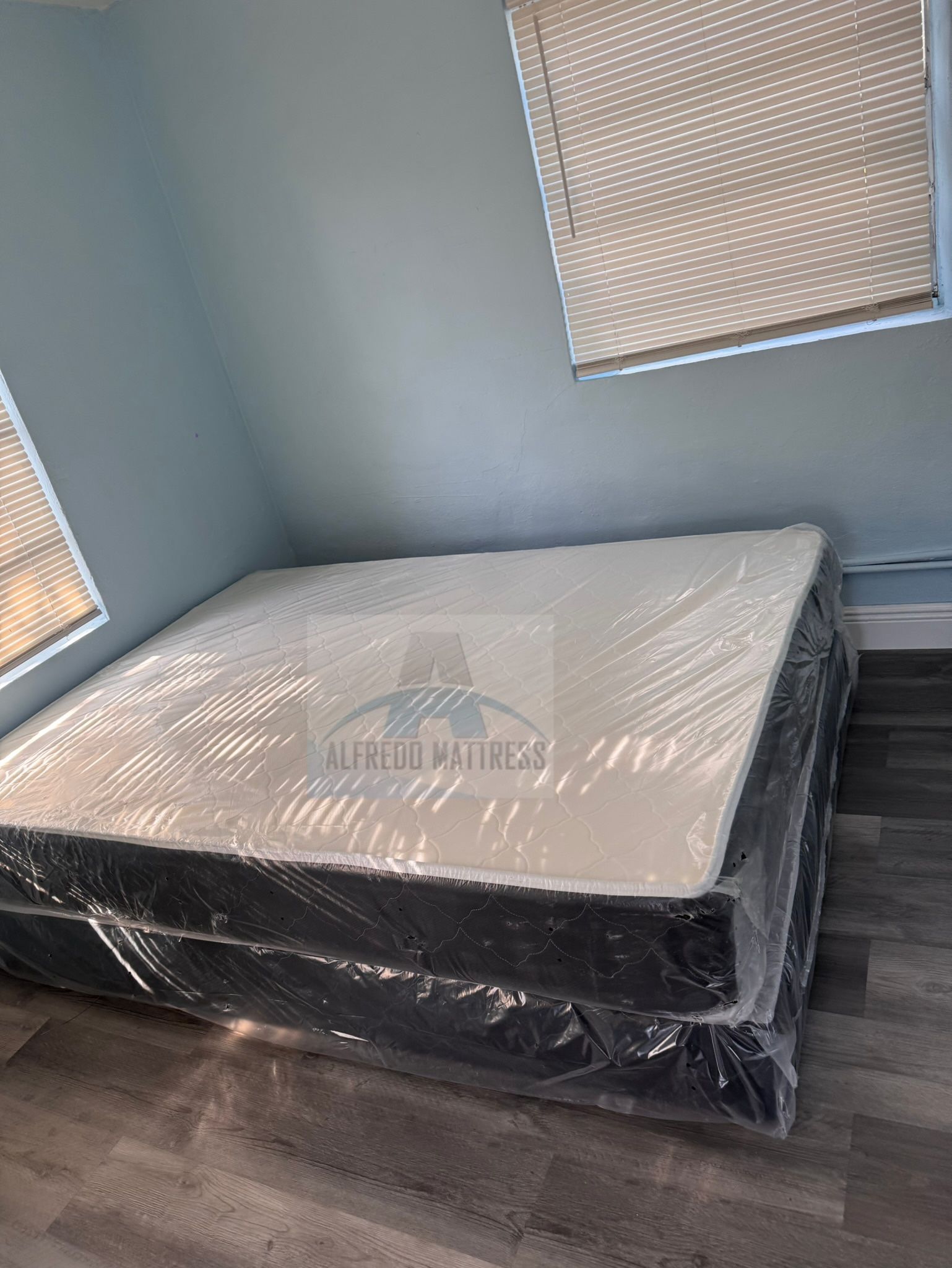 Queen mattress regular set with box spring ( 2pc brand new)