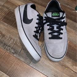 NIKE 6.0 Size 9 Grey