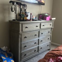 Dresser