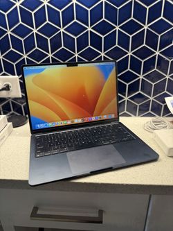 2022 Apple MacBook Air 13’ M2 8GB Ram 256SSD