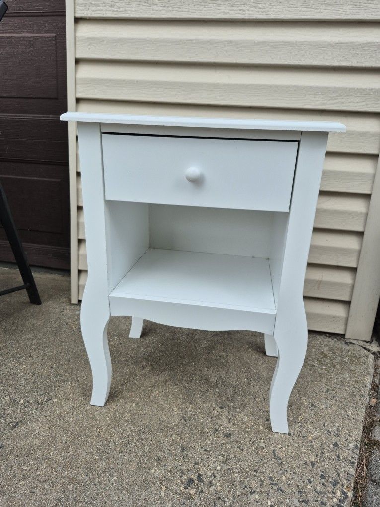 White end table 18.5 in x 13.25 in x 27.75 8n