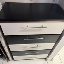 Modern 5-Drawer Chest – Excellent Condition