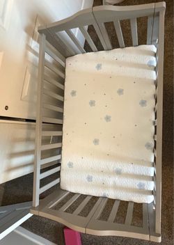 Delta mini crib with breathable mattress