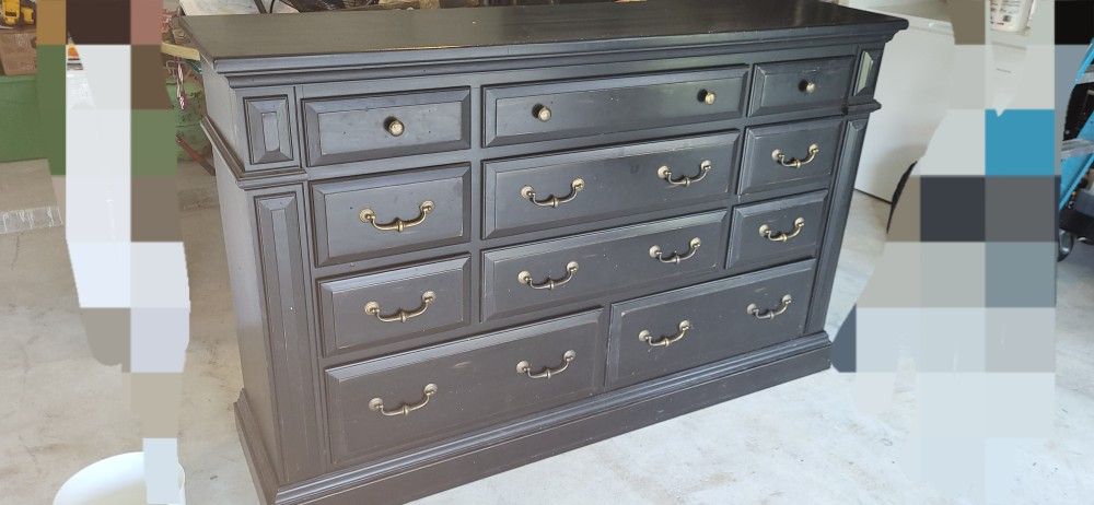 Torreon Progressive Furniture Dresser. Solid Wood With Eleven Drawers