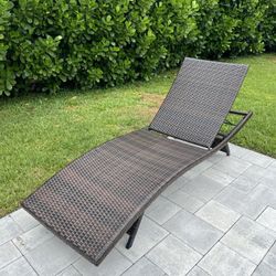Set Of 4 Pool Lounge Chairs, Excellent Condition