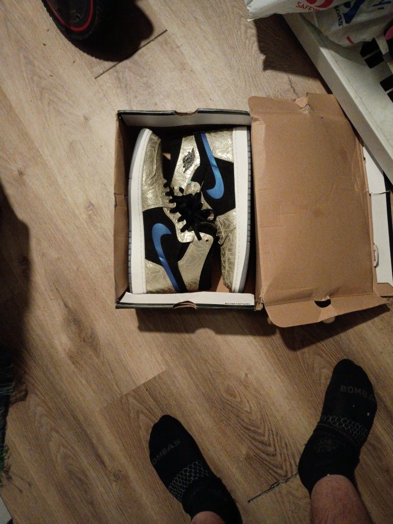 Air Jordan 1 Mid Brand New In Box Size 13