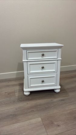 White end table 16 X 22