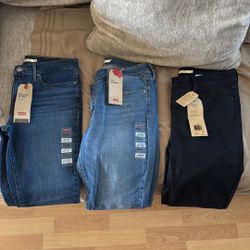 Women Levi’s Pants