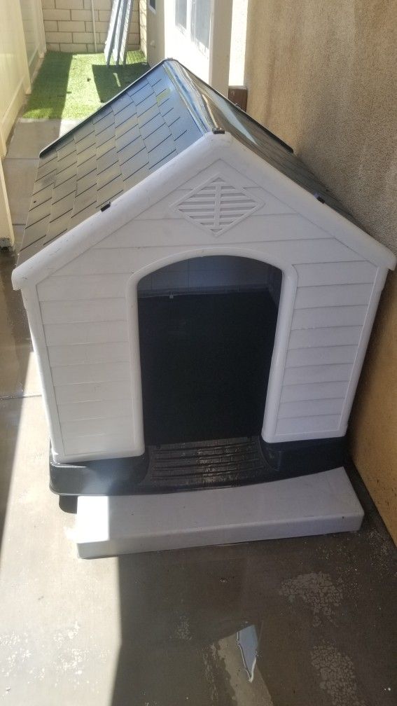 XL Dog House