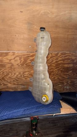 Freightliner cascadia coolant reservoir