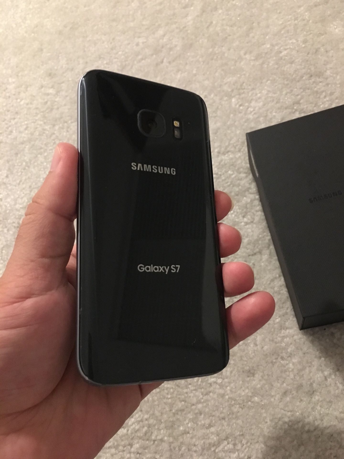 Samsung Galaxy s7 32 GB {UNLOCKED} like new