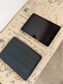 Apple iPad (6th Generation) 32GB AND Apple Pencil (1st Generation) Mint !