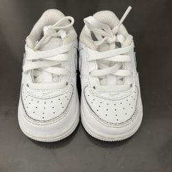White Nike Airforce Size 4C Boy / Girl