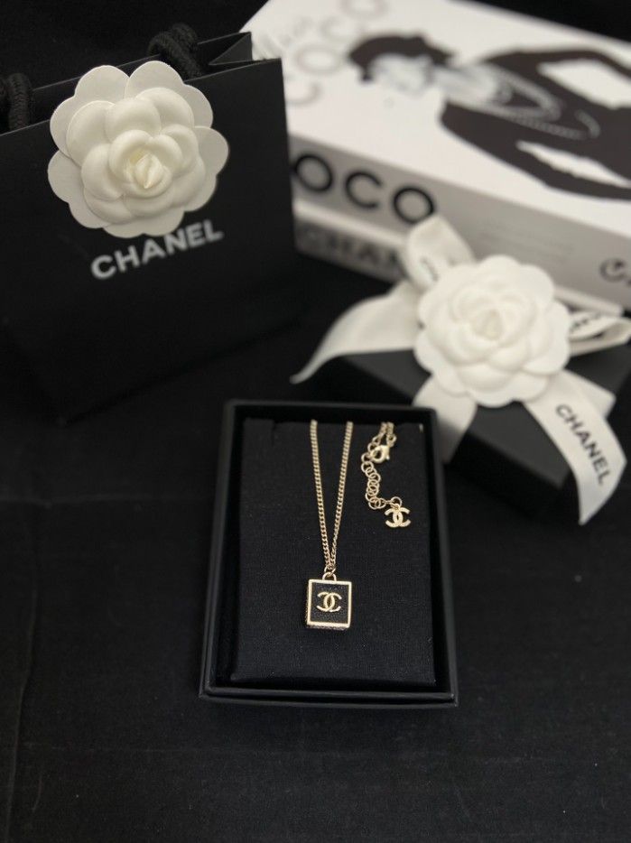 Square lambskin necklace