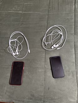 IPHONE 11 PRO MAX (512gb) + IPHONE XS (256gb) + TWO 30W CHARGERS & TWO APPLE WIRED EARPODS