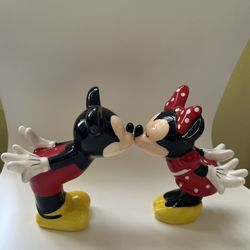 Disney's Kissing Mickey And Minnie Mouse Salt And Pepper Shakers (Only  Used For Decoration) Great Conditions