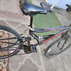 MOUNTAIN BIKE  HIYPER 26INCH 18SPEED SHIFTING AND BREAK VERY GOOD EVERYTHING IS PERFECT 
