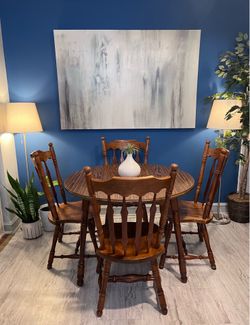 Beautiful Dining Set Good Condition!!! Table with Leaf and 4 Chairs! I Can Deliver.
