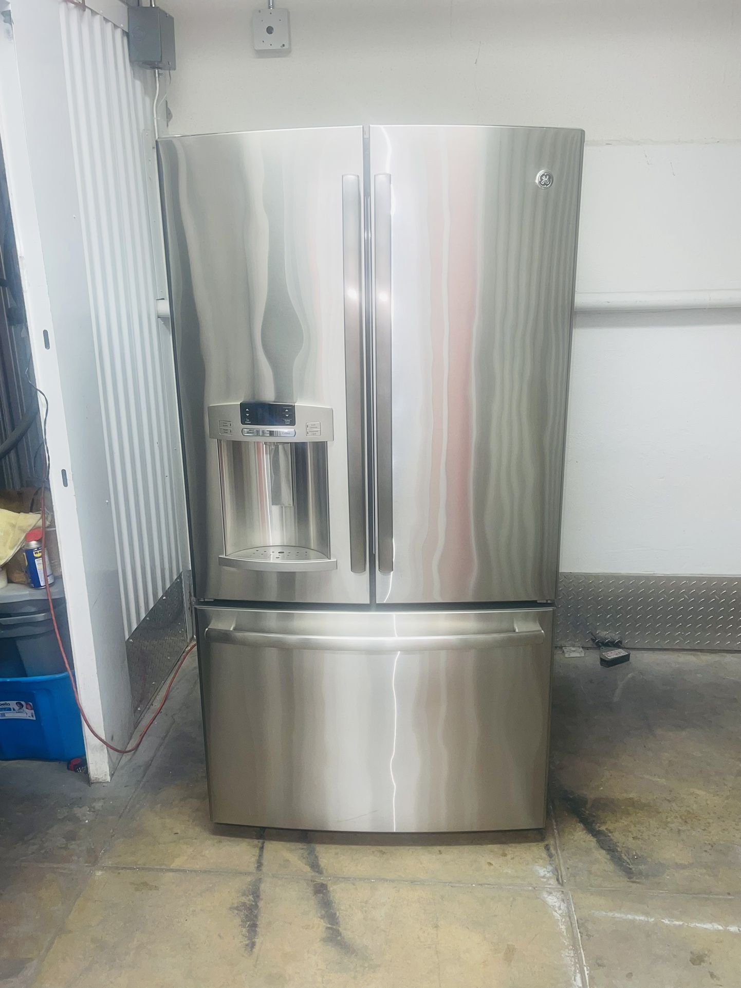 GE refrigerator 30X69X29 stainless steel in very good condition a receipt for 90 days warranty