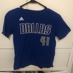 Dirk Nowitzki BOYS Size Medium 10/12 Shirt 