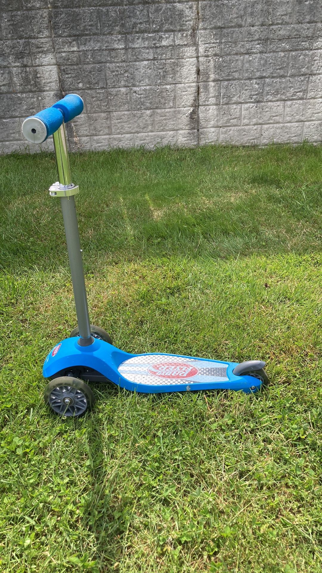 Radio Flyer Lean 'N Glide Scooter with Light Up Wheels
