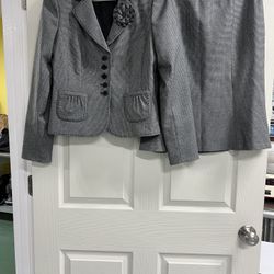 Semantiks - 2 Piece Gray Lined Skirt (Size 6) & Blazer (Size 4) Suit Set - EUC
