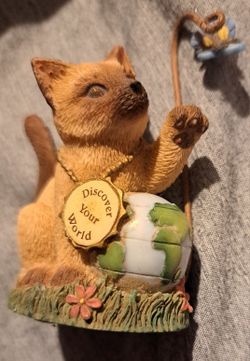 2000 Enesco Calico Kittens "Discover Your World" Cat Swatting Butterfly Figurine