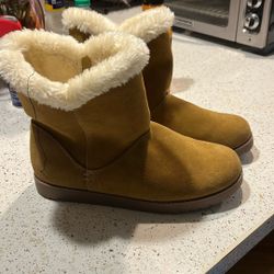 Universal Thread Cat Mid Shearling Style Boots in a tan/brown faux suede with a faux-fur lining.