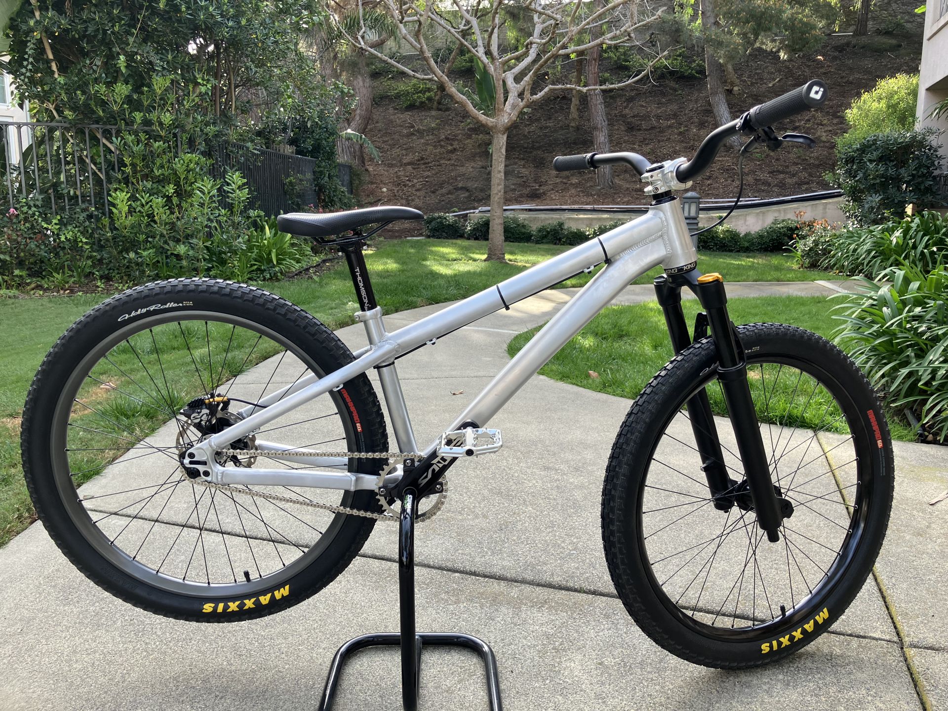 24’ Santa Cruz Jackal 4.1 large (NEW)