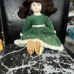 Christmas Around The World 15" Porcelain Brunette Girl Doll Green Dress. Missing shawl & sole on 1 shoe
