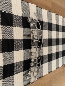 Set of 12 shower curtain hooks.