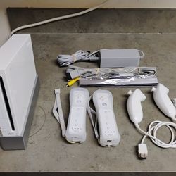 Nintendo Wii Console, W/2 Controllers, 2 Nunchucks, Cables, Tested, Working
